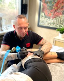 Kasper Gregersen er professionel tatovør, tattoo artist, samt ekspert i piercinger. Få tid til en piercing eller tatovering.